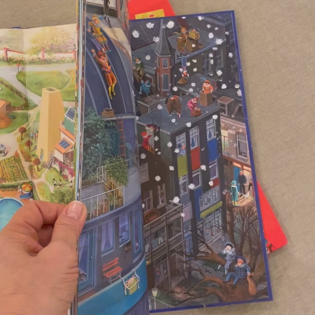 Het rode Sinterklaasboek maakte Charlotte Dematons in 2007. Ze ontving er in 2008 de gouden penseel 🖌️ voor. 
Anno 2023 was het de hoogste tijd voor een nieuwe Sinterklaasfilosofie, want ‘het feest moet voor iedereen leuk zijn’. 

Natuurlijk rijden er tegenwoordig ook elektrische (bak)fietsen rond, is er een kiss and ride, werkt er ook een computerpiet voor Sinterklaas en staan de hoofdpiet en Sinterklaas als één standbeeld naast elkaar. En er zijn nog veel meer verschillen in het nieuwe Sinterklaas prentenboek…