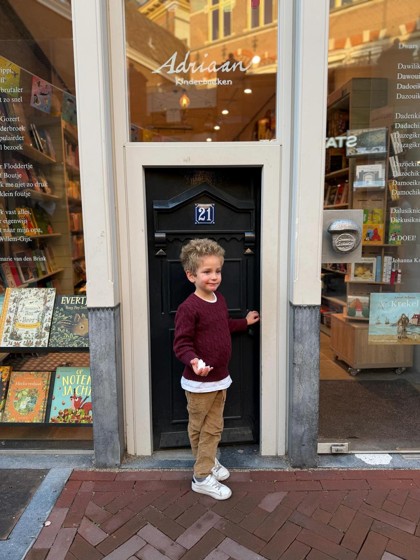 Een kleine deur voor kleine klantjes… wat een grandioos idee 😍🤩

#kinderboekwinkel #boekhandelheinen #kinderboek